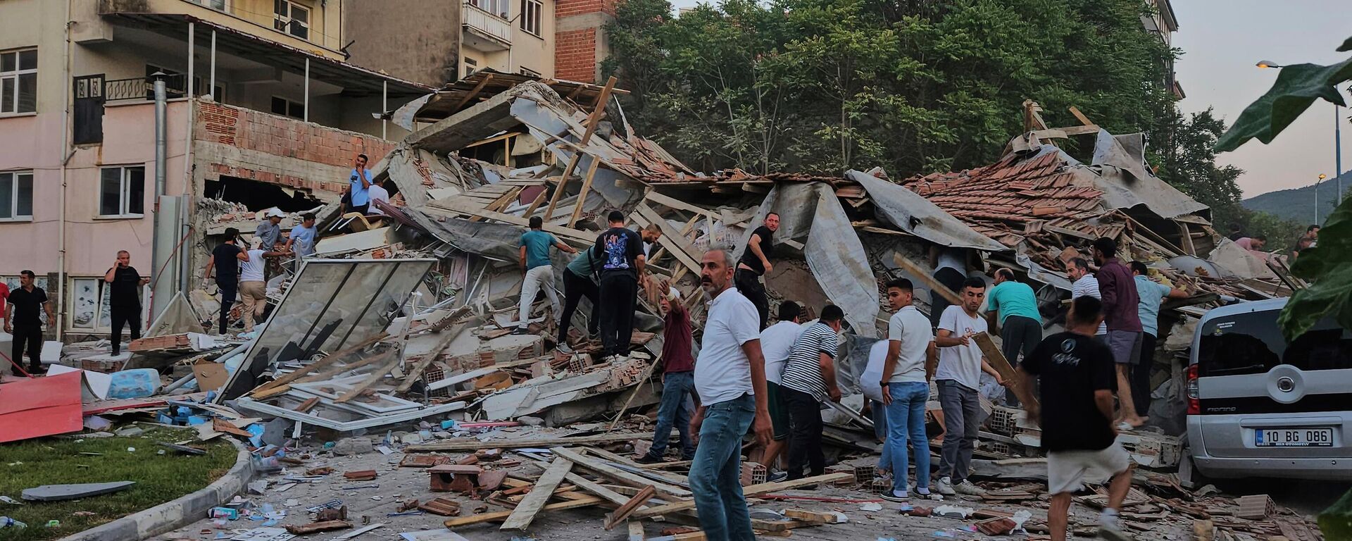 أشخاص يزيلون حطام مبنى منهار إثر زلزال في سينديرجي، شمال غرب تركيا، الأحد 10 أغسطس/آب 2025. - سبوتنيك عربي, 1920, 28.09.2025