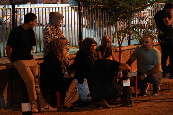 ينتظر الناس في الخارج بينما تستمر جهود البحث والإنقاذ في أعقاب زلزال بقوة 6.1 درجات، وقع في منطقة سينديرجي في باليكسير، تركيا، 10 أغسطس 2025 - سبوتنيك عربي