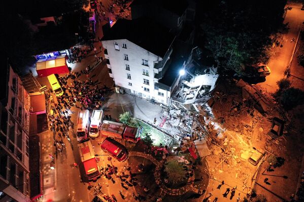 صورة جوية لمبنى منهار بينما تستمر جهود البحث والإنقاذ في أعقاب زلزال بقوة 6.1 درجات، وقع في منطقة سينديرجي في باليكسير، تركيا، في 10 أغسطس/ آب 2025 - سبوتنيك عربي