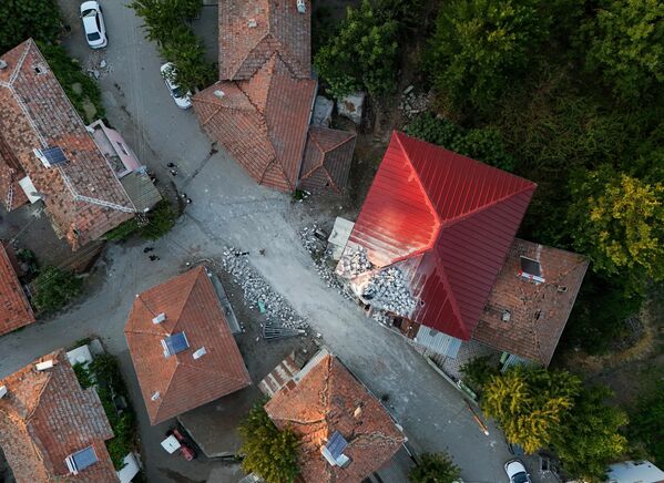 تُظهر صورة جوية انهيار مئذنة مسجد في حي &quot;كيزيلجور&quot; نتيجة زلزال بقوة 6.1 درجات على مقياس ريختر في منطقة سينديرجي في باليكسير، تركيا، في 11 أغسطس 2025 - سبوتنيك عربي