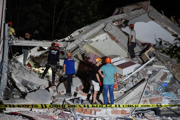 تتواصل جهود البحث والإنقاذ في أعقاب زلزال بقوة 6.1 درجات ضرب منطقة سينديرجي في باليكسير، تركيا، في 10 أغسطس 2025 - سبوتنيك عربي