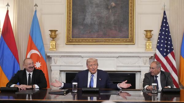 الرئيس الأمريكي دونالد ترامب، برفقة رئيس الوزراء الأرميني نيكول باشينيان (يمين الصورة)، والرئيس الأذربيجاني إلهام علييف - سبوتنيك عربي