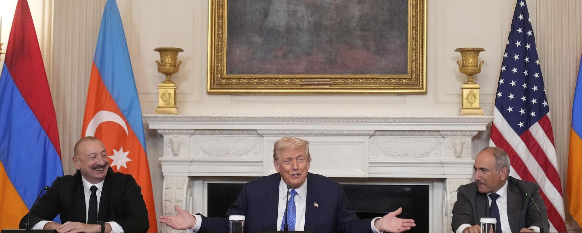 الرئيس الأمريكي دونالد ترامب، برفقة رئيس الوزراء الأرميني نيكول باشينيان (يمين الصورة)، والرئيس الأذربيجاني إلهام علييف - سبوتنيك عربي, 1920, 11.08.2025