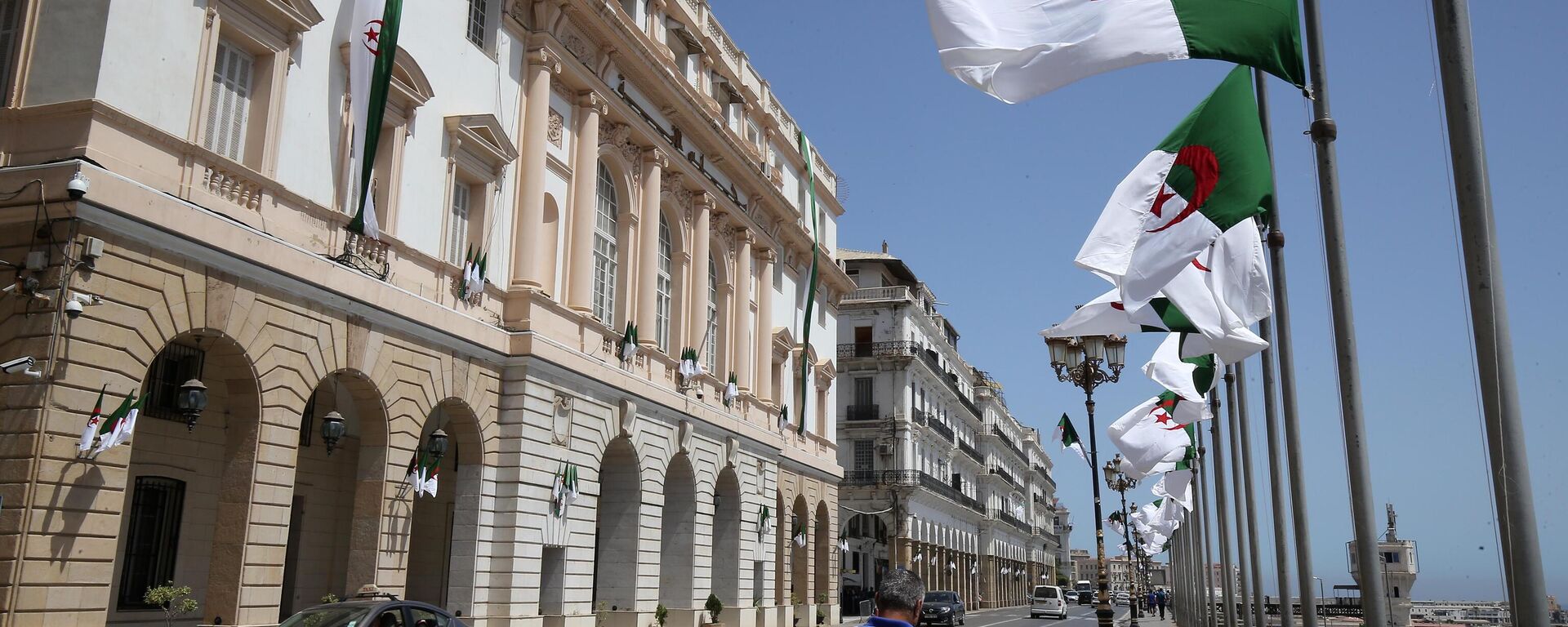 صورة تظهر العلم الجزائري بمناسبة الذكرى التاسعة والخمسين لعيد الاستقلال - سبوتنيك عربي, 1920, 12.08.2025