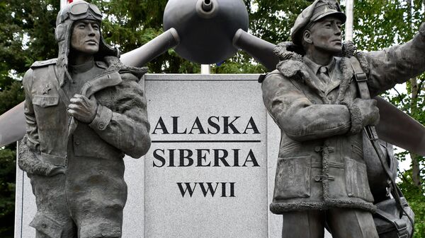 Памятник советским и американским лётчикам в честь программы ALSIB  - سبوتنيك عربي