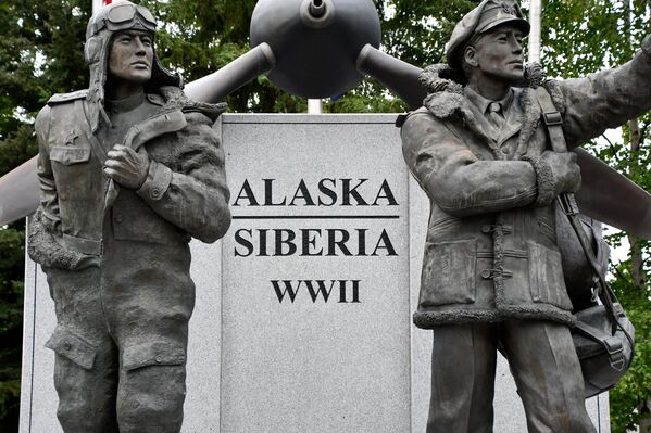 نصب تذكاري للطيارين السوفييت والأمريكيين تكريمًا لبرنامج الإعارة والتأجير خلال الحرب العالمية الثانية في حديقة غريفين في وسط مدينة فيربانكسفي في ولاية ألاسكا. - سبوتنيك عربي