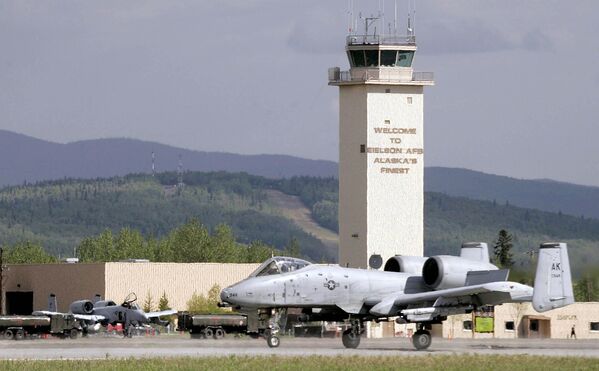 طائرة &quot;إيه-10&quot; تابعة للقوات الجوية الأمريكية تهبط في قاعدة إيلسون الجوية بالقرب من فيربانكس في ولاية ألاسكا في مايو/أيار 2005. - سبوتنيك عربي
