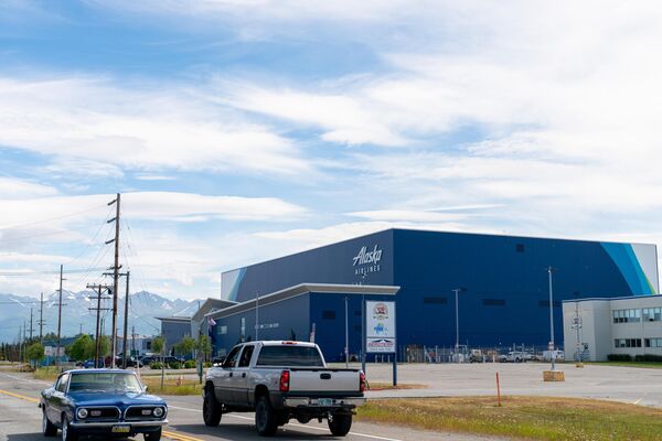 صورة لمبنى خطوط ألاسكا الجوية في مطار تيد ستيفنز أنكوريج الدولي عام 2024. - سبوتنيك عربي