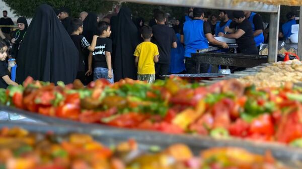 الزيارة الأربعينية.. مواكب عراقية تقدم مائدة طعام مجانية للزوار من مختلف دول العالم  - سبوتنيك عربي