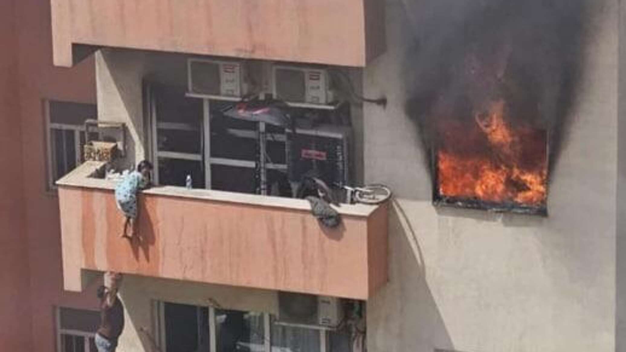 مشاهد تحبس الأنفاس لأطفال يقفزون من الطابق الثالث خلال حريق في بغداد.. فيديو