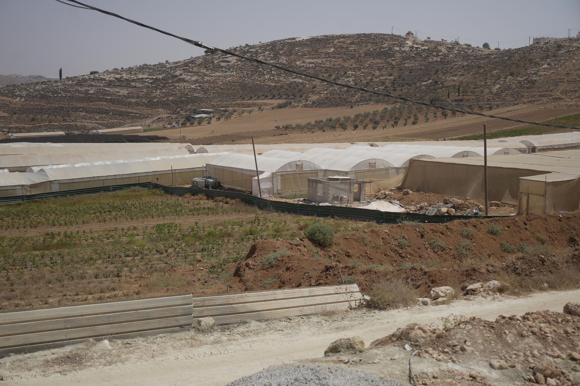 تدمير الآبار والينابيع وتعطيش السكان جنوبي الضفة الغربية   - سبوتنيك عربي, 1920, 12.08.2025