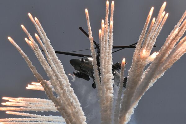 مروحية &quot;كا-52&quot; (التمساح) في برنامج الطيران في إطار منتدى &quot;الجيش-2021&quot; في كوبينكا. - سبوتنيك عربي