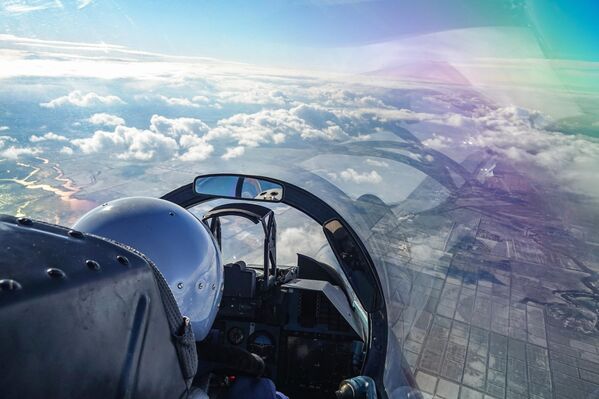 مقاتلة من طراز &quot;سو-27&quot; أثناء التدريبات الجوية والتكتيكية لوحدة الطيران المختلطة التابعة للقوات الجوية وقوات الدفاع الجوي في المنطقة العسكرية الجنوبية في إقليم كراسنودار في روسيا. - سبوتنيك عربي