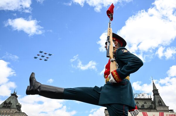 تشكيل &quot;الماس الكوبي&quot; من مقاتلات &quot;ميغ-29&quot; و&quot;سو-30إس إم&quot; من فرق الاستعراض الجوي &quot;الفرسان الروس&quot; و&quot;السويفت&quot; في العرض العسكري في الساحة الحمراء في موسكو المخصص للذكرى الثمانين للنصر في الحرب الوطنية العظمى. - سبوتنيك عربي