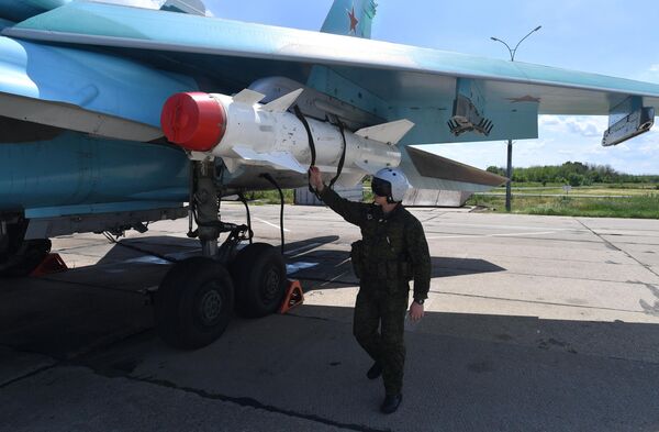 فحص مقاتلة قاذفة من طراز &quot;سو-34&quot; تابعة للقوات الجوية الفضائية الروسية تشارك في عملية عسكرية خاصة قبل الإقلاع. - سبوتنيك عربي