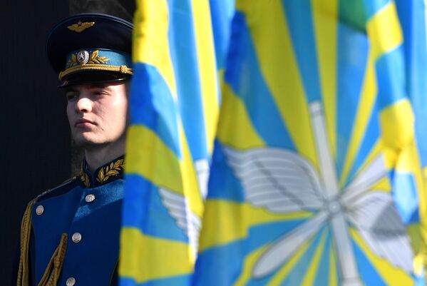 جندي من القوات المسلحة الروسية يشارك في الفعاليات الاحتفالية المخصصة للذكرى السنوية الـ110 لتأسيس القوات الجوية في الحديقة العسكرية الوطنية للثقافة والترفيه التابعة للقوات المسلحة الروسية &quot;باتريوت&quot; في أودينتسوفو. - سبوتنيك عربي