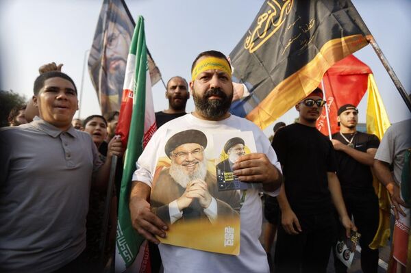 المئات من مناصري &quot;حزب الله&quot; يخرجون لاستقبال أمين المجلس الأعلى للأمن القومي الإيراني علي لاريجاني في بيروت. - سبوتنيك عربي