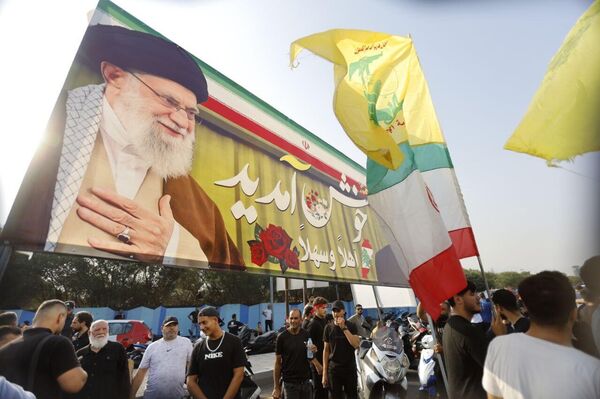 المئات من مناصري &quot;حزب الله&quot; يخرجون لاستقبال أمين المجلس الأعلى للأمن القومي الإيراني علي لاريجاني في بيروت. - سبوتنيك عربي