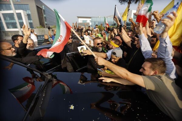 المئات من مناصري &quot;حزب الله&quot; يخرجون لاستقبال أمين المجلس الأعلى للأمن القومي الإيراني علي لاريجاني في بيروت. - سبوتنيك عربي