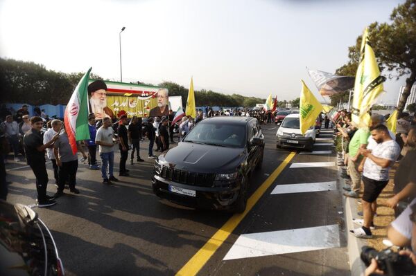 المئات من مناصري &quot;حزب الله&quot; يخرجون لاستقبال أمين المجلس الأعلى للأمن القومي الإيراني علي لاريجاني في بيروت. - سبوتنيك عربي