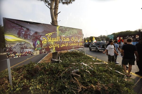 المئات من مناصري &quot;حزب الله&quot; يخرجون لاستقبال أمين المجلس الأعلى للأمن القومي الإيراني علي لاريجاني في بيروت. - سبوتنيك عربي