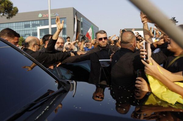 المئات من مناصري &quot;حزب الله&quot; يخرجون لاستقبال أمين المجلس الأعلى للأمن القومي الإيراني علي لاريجاني في بيروت. - سبوتنيك عربي