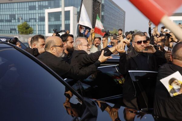 المئات من مناصري &quot;حزب الله&quot; يخرجون لاستقبال أمين المجلس الأعلى للأمن القومي الإيراني علي لاريجاني في بيروت. - سبوتنيك عربي