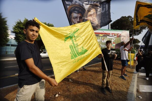 المئات من مناصري &quot;حزب الله&quot; يخرجون لاستقبال أمين المجلس الأعلى للأمن القومي الإيراني علي لاريجاني في بيروت. - سبوتنيك عربي