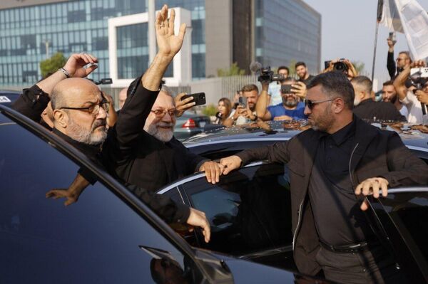 المئات من مناصري &quot;حزب الله&quot; يخرجون لاستقبال أمين المجلس الأعلى للأمن القومي الإيراني علي لاريجاني في بيروت. - سبوتنيك عربي