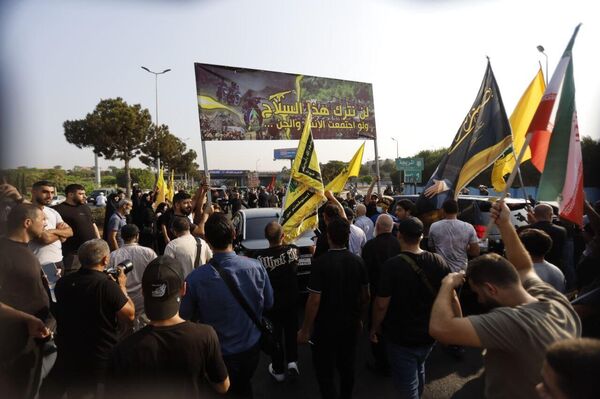 المئات من مناصري &quot;حزب الله&quot; يخرجون لاستقبال أمين المجلس الأعلى للأمن القومي الإيراني علي لاريجاني في بيروت. - سبوتنيك عربي