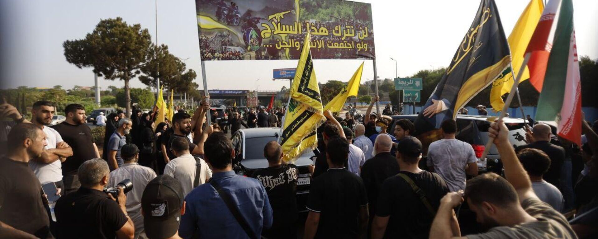 المئات من مناصري حزب الله أمين المجلس الأعلى للأمن القومي الإيراني علي لاريجاني - سبوتنيك عربي, 1920, 13.08.2025