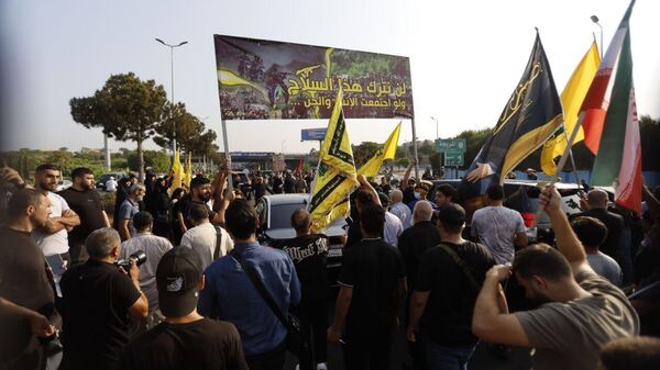 المئات من مناصري حزب الله أمين المجلس الأعلى للأمن القومي الإيراني علي لاريجاني - سبوتنيك عربي