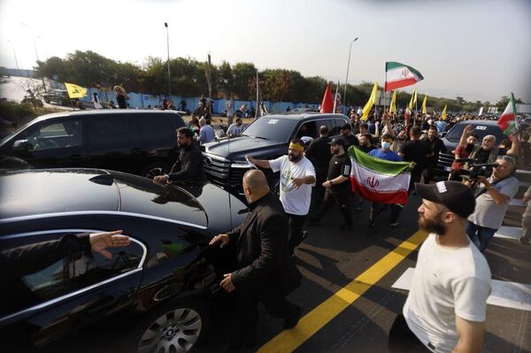 المئات من مناصري &quot;حزب الله&quot; يخرجون لاستقبال أمين المجلس الأعلى للأمن القومي الإيراني علي لاريجاني في بيروت. - سبوتنيك عربي