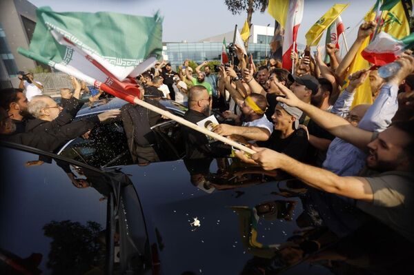 المئات من مناصري &quot;حزب الله&quot; يخرجون لاستقبال أمين المجلس الأعلى للأمن القومي الإيراني علي لاريجاني في بيروت. - سبوتنيك عربي