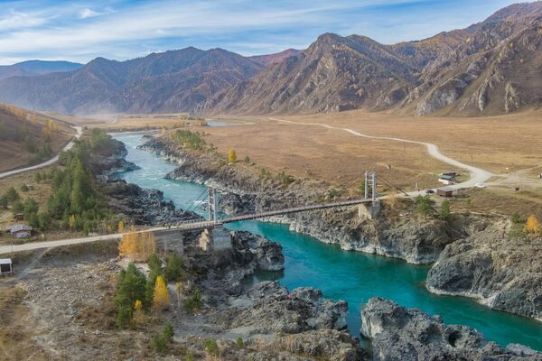 جسر أوروكتويسكي الذي يربط ضفتي نهر كاتون ذو اللون الفيروزي، في ألتاي. - سبوتنيك عربي