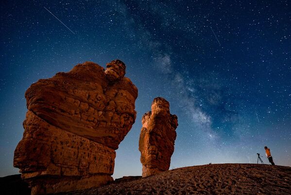 تُظهر صورة للسماء زخة شهب البرشاويات التي تم التقاطها باستخدام التصوير الفوتوغرافي طويل التعريض في مداخن الجنيات في كوشا بمنطقة جيهان بيلي في تركيا. - سبوتنيك عربي