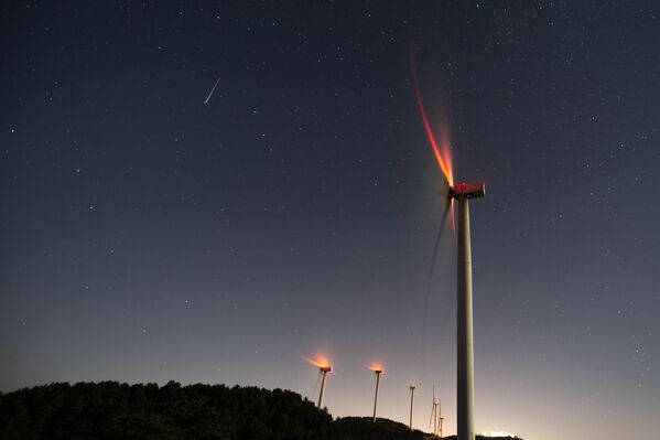 تركيا... تُظهر صورة ملتقطة بتقنية التعريض الطويل توربينات رياح دوارة ونجومًا تضيء السماء خلال زخة شهب البرشاويات في هاتاي. - سبوتنيك عربي