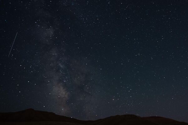 تركيا...تُظهر الصورة الملتقطة للسماء زخة شهب البرشاويات في جبل بالاندوكين، الواقع على ارتفاع 3271 مترًا في أرضروم. - سبوتنيك عربي