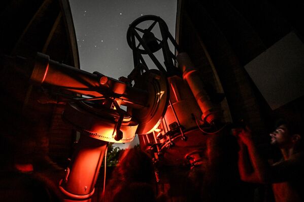 برلين... يراقب الزوار تدفق شهب البرشاويات من خلال تلسكوب عاكس بقطر 500 مم ليلة الشهب في مرصد أرشنهولد. - سبوتنيك عربي