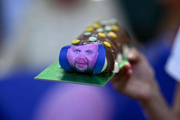 صورة ساخرة لنائب الرئيس الأمريكي، جيه دي فانس، على كعكة خلال حفل "فانس غير مرحب به"، الذي نظمه أنصار تحالف "أوقفوا ترامب" في شارلبوري، الولايات المتحدة. - سبوتنيك عربي