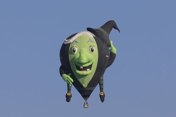 منطاد يطير في السماء خلال مهرجان كابادوكيا للمناطيد في نيفشهير، تركيا. - سبوتنيك عربي