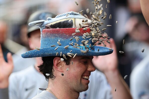 الجمهور يتفاعل مع اللاعب غراهام باولي، في فريق ميامي مارلينز، في ملعب ترويست بارك، في أتلانتا، الولايات المتحدة. - سبوتنيك عربي