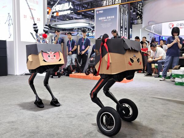 روبوتات ذات عجلتين تحمل اسم "نيزها"، وهي شخصية أسطورية صينية محبوبة، خلال مؤتمر الروبوتات العالمي 2025 في مركز بيرين ييتشوانغ الدولي في بكين، الصين. - سبوتنيك عربي