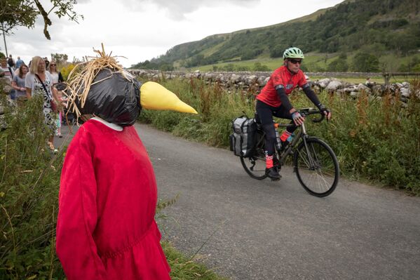 متسابقون يتتبعون مسار الفزاعة خلال مهرجان كيتلويل للفزاعات في المملكة المتحدة. - سبوتنيك عربي