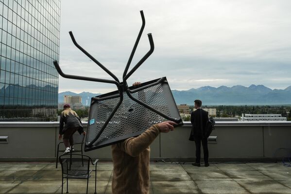 عامل يحمل طاولة في مركز للصحافة، أُقيم في مركز ديناينا المدني للمؤتمرات في أنكوريج، ألاسكا. - سبوتنيك عربي