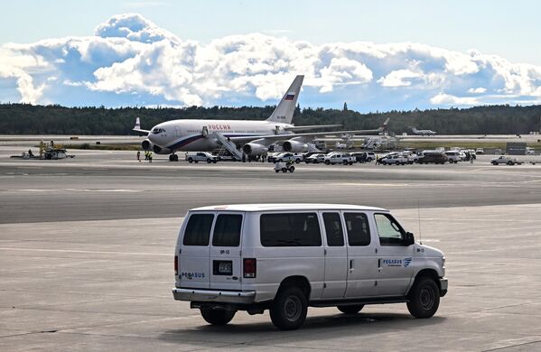 هبطت طائرة تابعة للأسطول الجوي الخاص &quot;روسيا&quot; في مطار أنكوريج الدولي في ألاسكا، تمهيدًا للقاء مرتقب بين الرئيس الروسي فلاديمير بوتين والرئيس الأمريكي دونالد ترامب. - سبوتنيك عربي