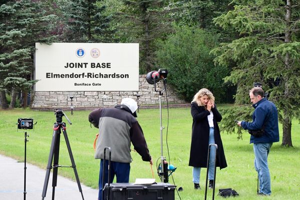 صحفيون في قاعدة إلمندورف-ريتشاردسون العسكرية الأمريكية (JBER) في أنكوريج، ألاسكا. - سبوتنيك عربي