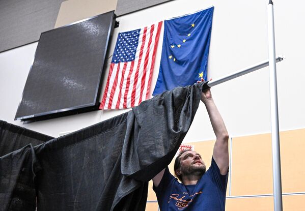 صحفي يتحضر للمحادثات الروسية-الأمريكية في صالة مركز الخطوط الجوية الرياضية. - سبوتنيك عربي