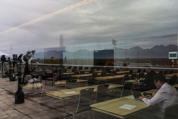 فرق صحفية تعمل في مركز لتنسيق الملفات الصحفية، والذي أقيم في مركز ديناينا المدني والمؤتمرات في أنكوريج، ألاسكا. - سبوتنيك عربي