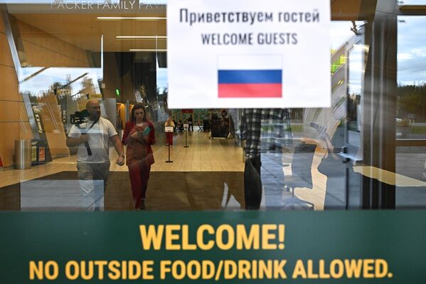 يستعد صحفيو تجمع الكرملين لتغطية المحادثات الروسية الأمريكية في صالة مركز الخطوط الجوية الرياضية. - سبوتنيك عربي